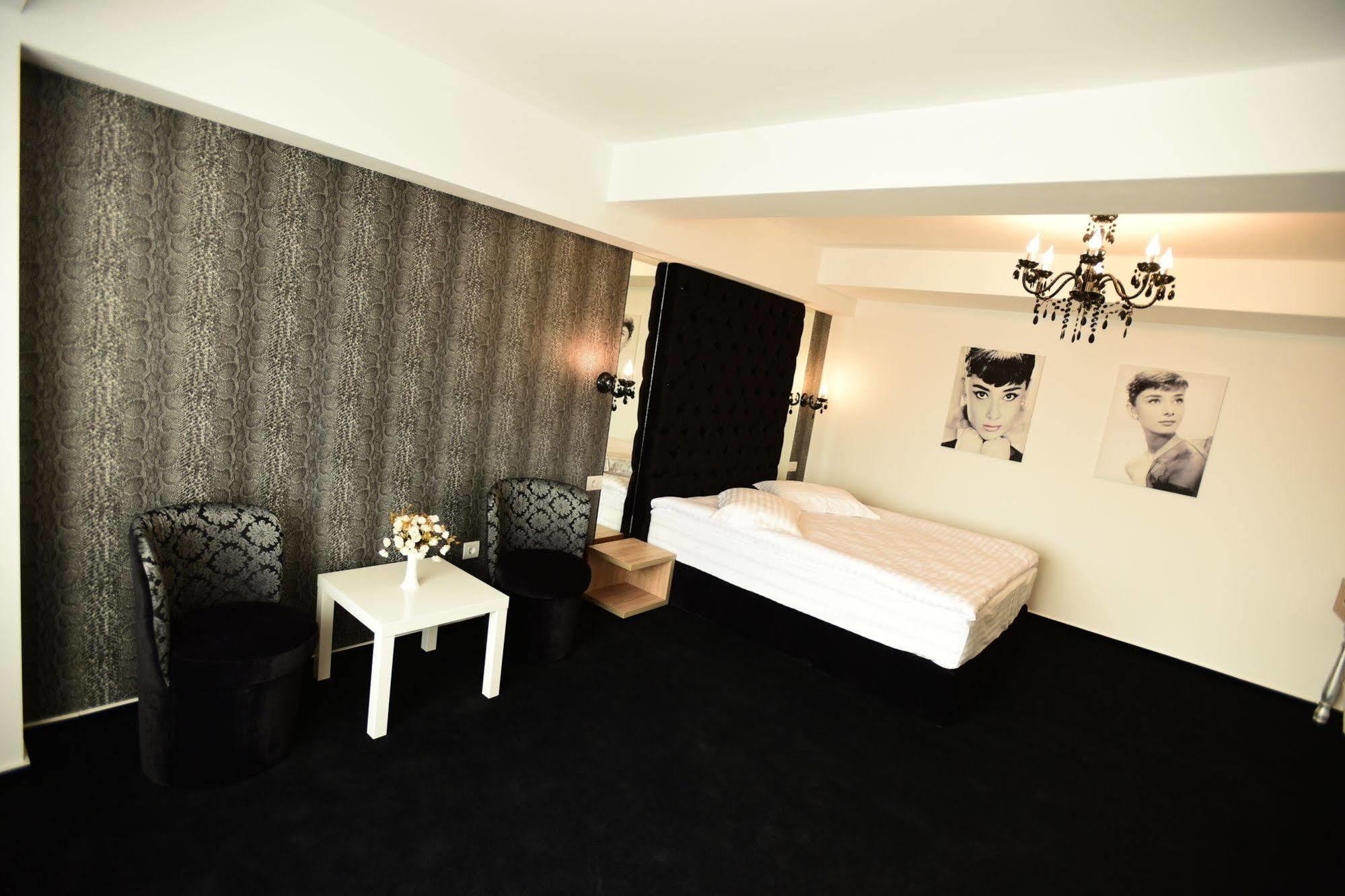 La Rocca Boutique Hotel Крайова Екстериор снимка